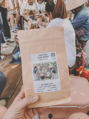 Kaffeebohnen in einer mit einer Handzeichnung verzierten Verpackung