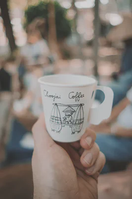 Ein liebevoll mit einer individuellen Zeichnung verzierter Einwegbecher für Kaffee.